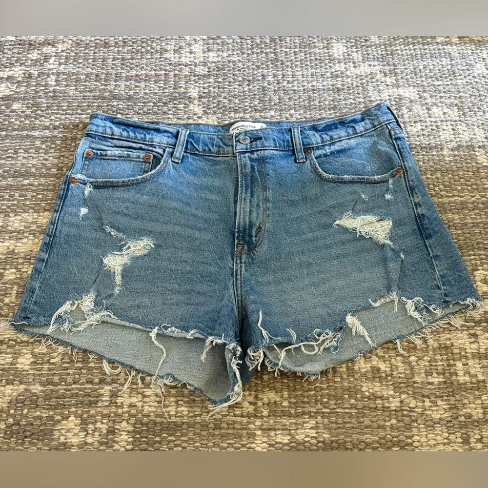 Abercrombie & Fitch The Mom mid rise short